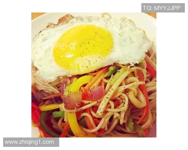 足球明星亲自下厨制作美味面条的精彩视频合集